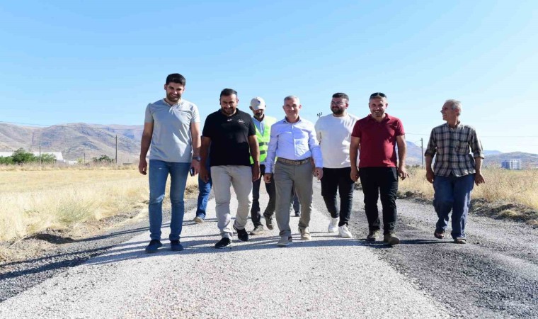 Yeşilyurtta kırsal mahallelerdeki yol çalışmalarına ağırlık verildi