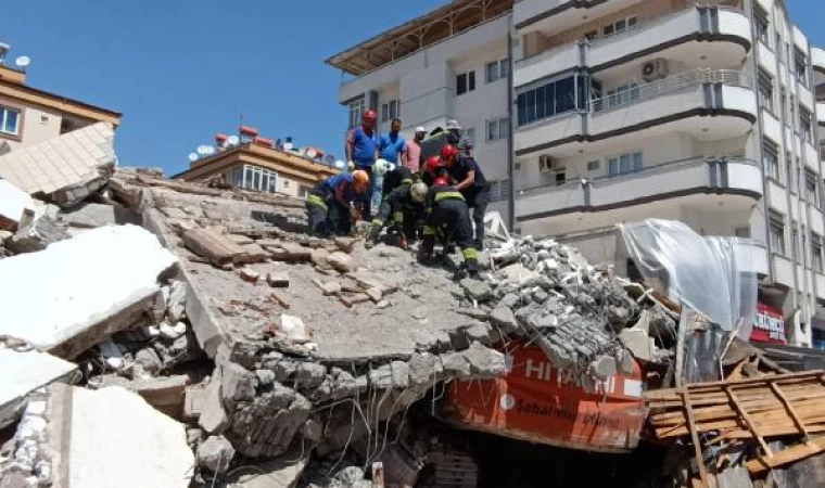 Yıkım sırasında ağır hasarlı bina çöktü; iş makinesi operatörü enkaz altında kaldı