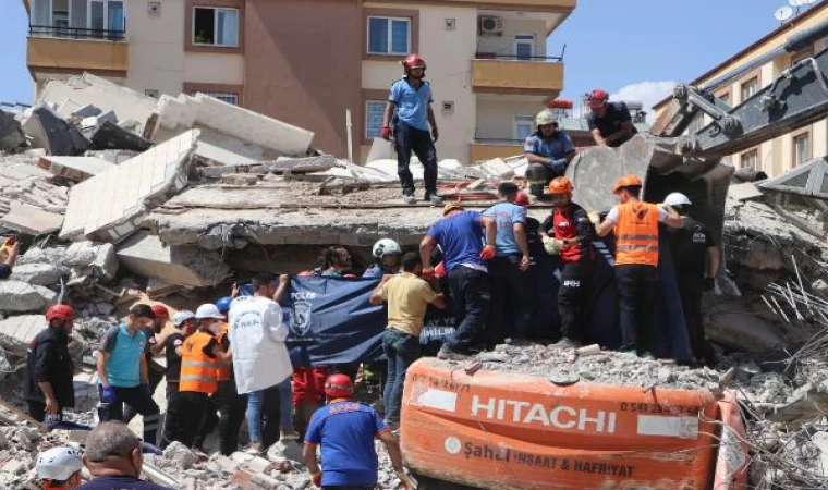 Yıkım sırasında ağır hasarlı bina çöktü; iş makinesi operatörü enkaz altında kaldı (3)