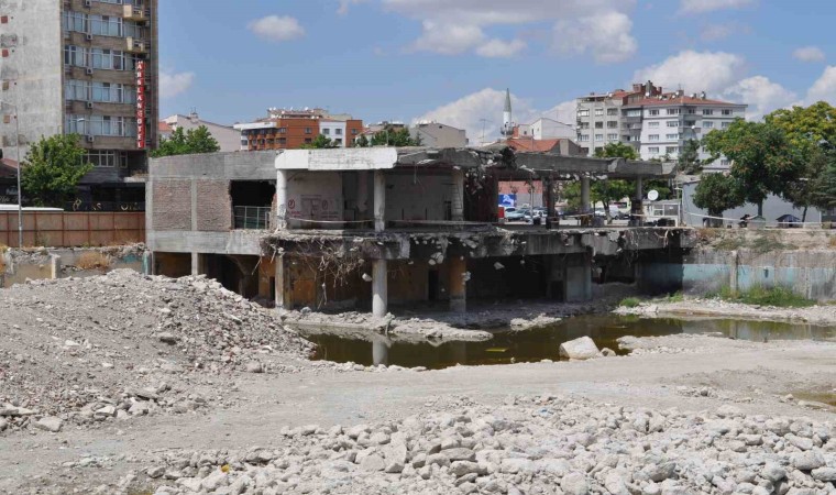 Yıllardır atıl durumda olan eski otogar binası yıkılmayı bekliyor