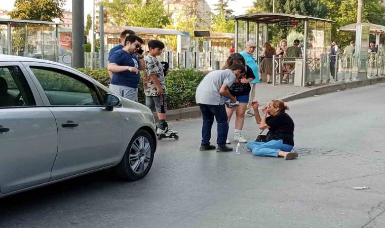 Yolun karşısına geçmeye çalışan kadına otomobil çarptı