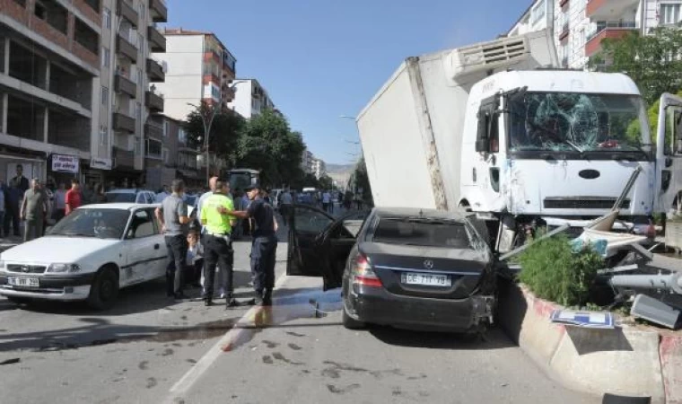 Yozgat’ta kamyon, 8 araca çarptı: 3 yaralı