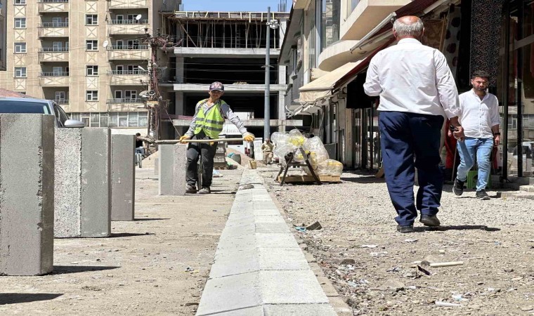 Yüksekovada kaldırım yapım çalışmaları sürüyor