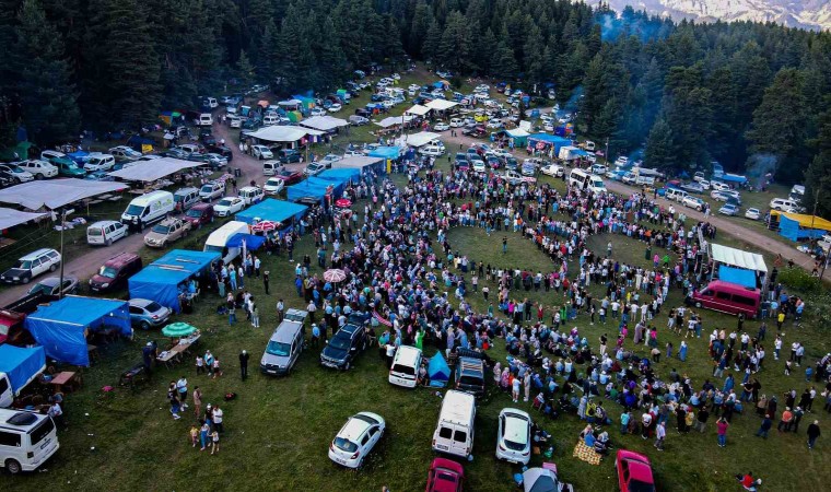 Yüzlerce insanın katıldığı Gevrek Festivalinde horonun muhteşem uyumu havadan görüntülendi