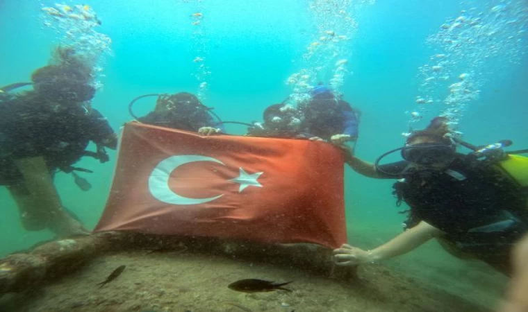 Zafer Bayramı’nı su altında bayrak açarak kutladılar