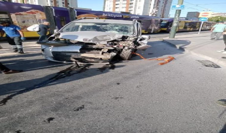 Zeytinburnu’nda hafif ticari araç tramvay yoluna girdi: 1 yaralı