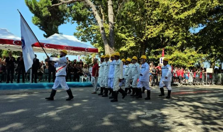 Zonguldak’taki 30 Ağustos kutlamalarında madenciler baret ve tulumlarıyla yürüdü