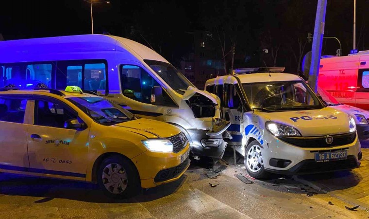 3 araç çarpıştı, 3ü polis 6 kişi yaralandı