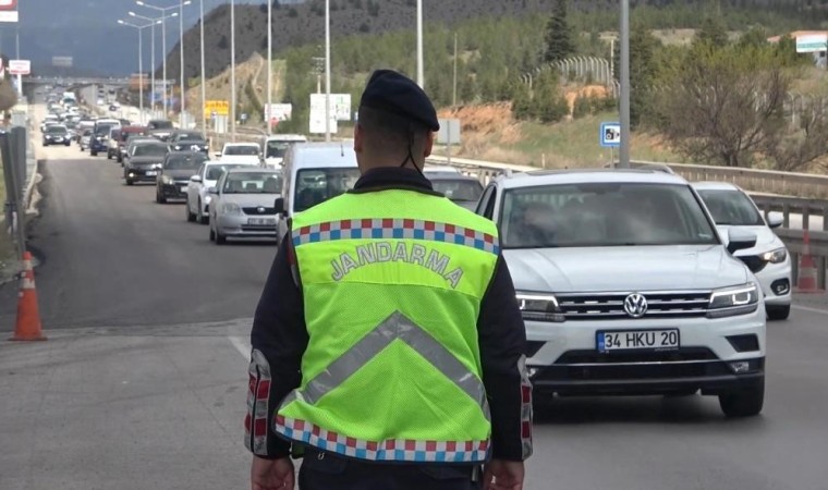 43 ilin geçiş güzergahında denetimler sürüyor: Jandarmanın bir haftalık bilançosu