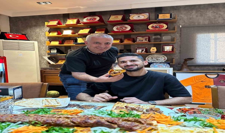 Adana Demirsporlu Emre Akbabanın boru kebap keyfi