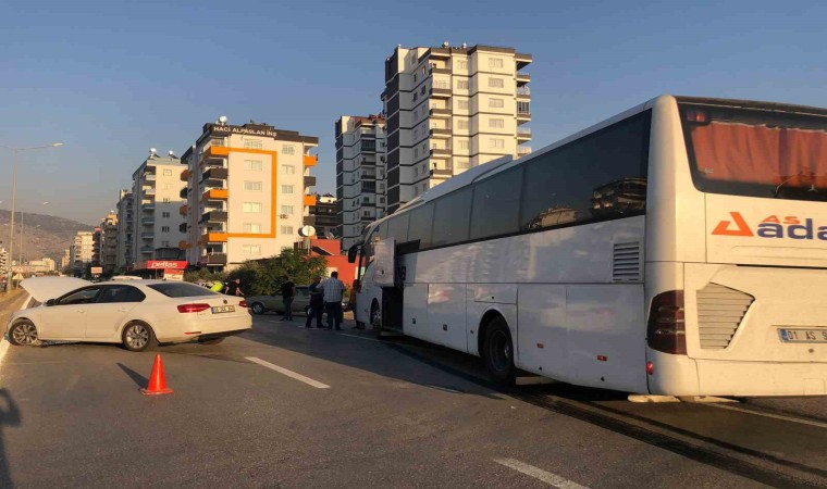 Adanada otomobil yolcu otobüsü ile çarpıştı: 1 yaralı