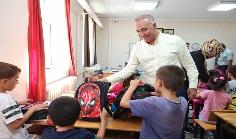 Adıyamanda 1. sınıfa başlayan 12 bin öğrencinin çanta ve kırtasiye setleri Sultangazi Belediyesinden