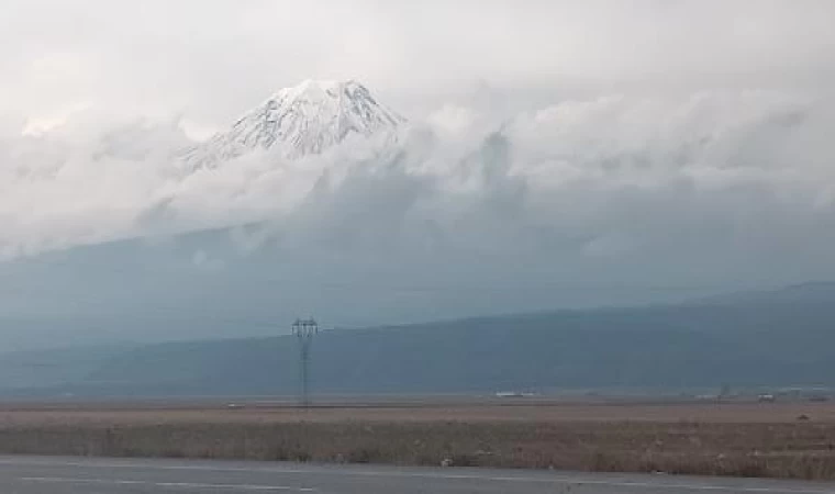 Ağrı Dağı’na mevsimin ilk karı yağdı