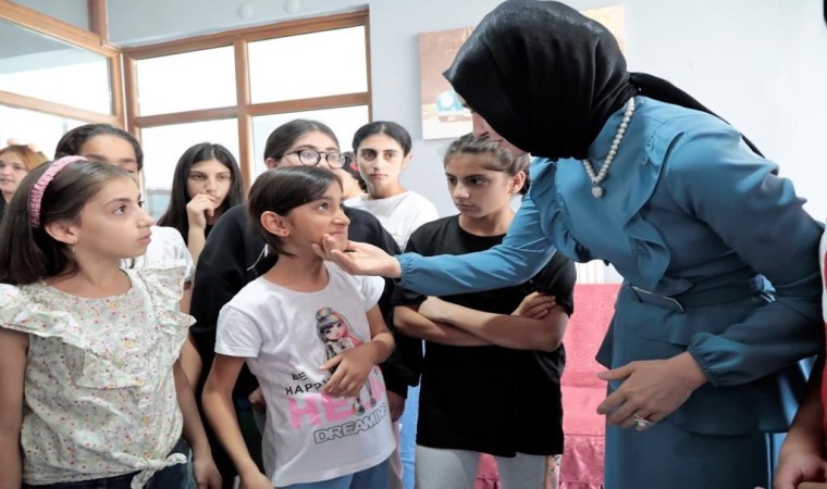 Ağrı Valisinin eşi, Çocukevleri Sitesinde çocuklarla buluştu