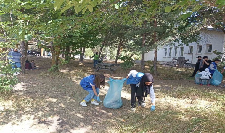 Ağrıda Gençlik Merkezi gönüllüleri çevre temizliği yaptı