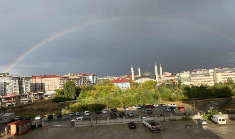 Ağrıda yağmur sonrası gökkuşağı mest etti