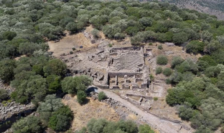 Aigai Antik Kenti’nde 2 bin 500 yıllık kandiller bulundu