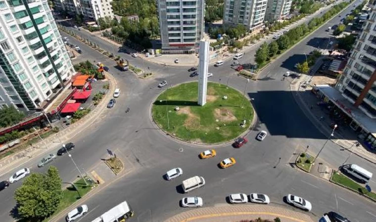 Ailelerin çocuklarıyla geçmek istemediği kavşak; 3 ayda 3 araç iş yerlerine girdi