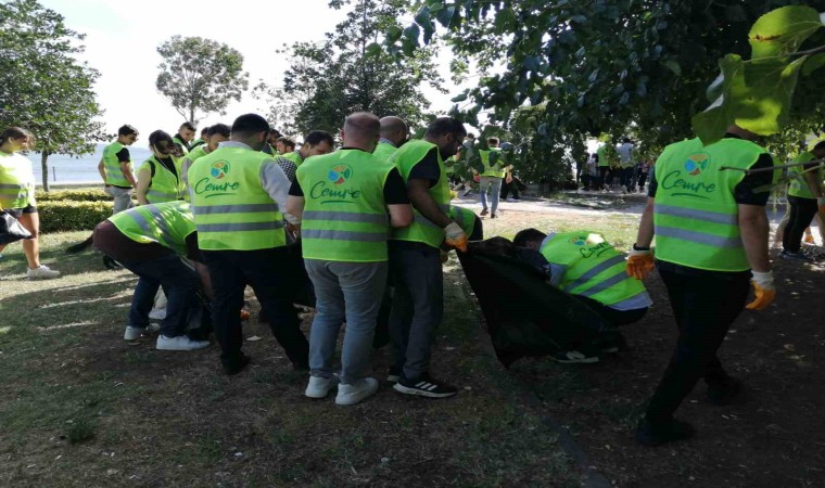 AK Parti İl Gençlik Kollarından Caddebostanda çevre temizliği