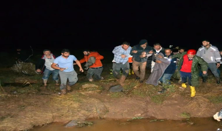 Aksaray’da sel nedeniyle yol yarıldı; sulara kapılan araçta mahsur kaldılar: 1 ölü, 1 kayıp (2)