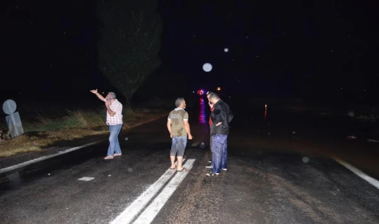 Aksaray’da sel nedeniyle yol yarıldı; sulara kapılan araçta mahsur kaldılar/Ek fotoğraf