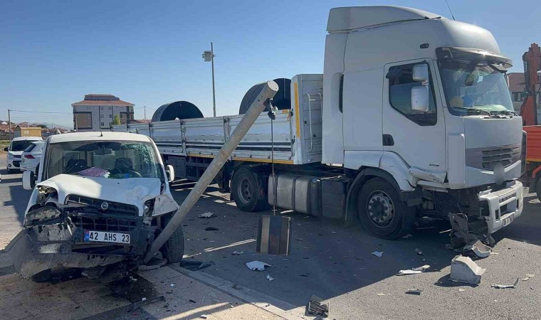 Aksarayda tır ile hafif ticari araç çarpıştı: 2 yaralı