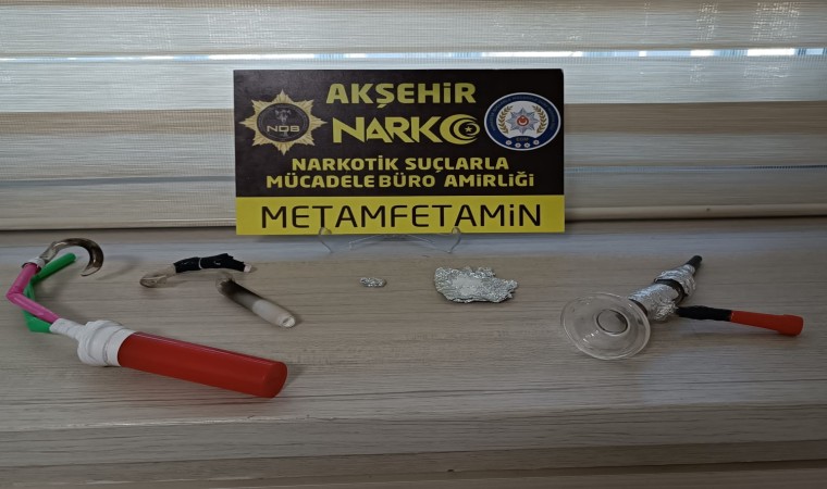 Akşehirde uyuşturucu tacirlerine operasyon: 5 gözaltı