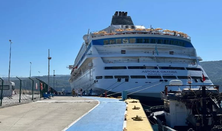 Amasra’da kruvaziyerden inen Rus turistler denize girdi