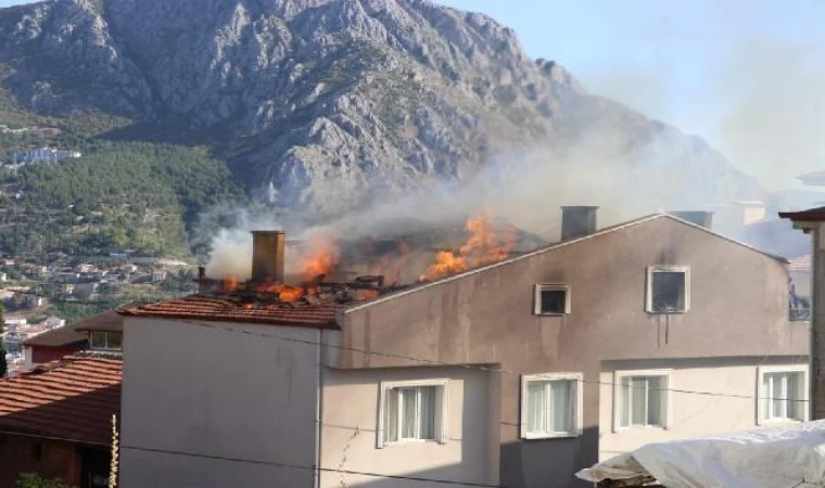 Amasya’da 4 katlı binanın çatı katı yandı