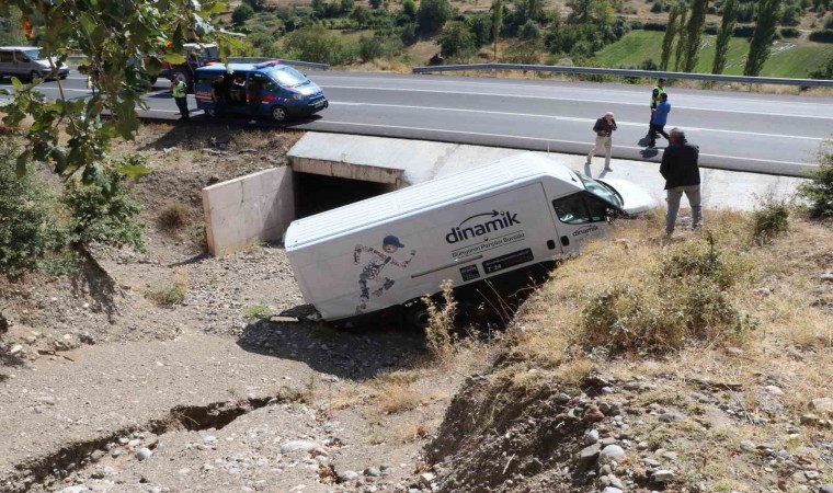 Amasyada minibüs menfeze uçtu: yaralının yardımına vatandaşlar yetişti