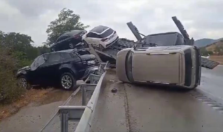 Amasya’da otomobil taşıyan TIR bariyerlere çarptı