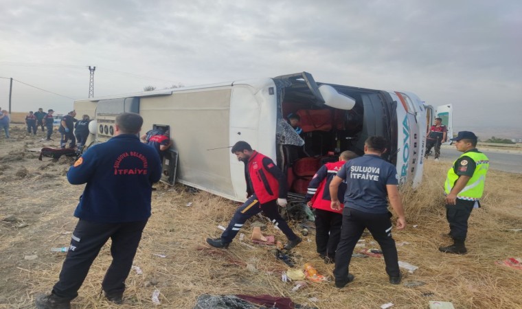 Amasyada yolcu otobüsü devrildi: Çok sayıda yaralı var