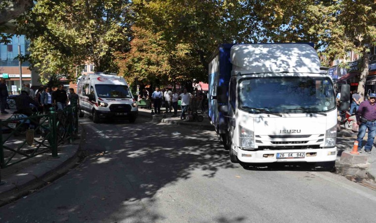 Ambulansın yolunu kapatan araç vatandaşın tepkisini topladı