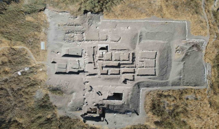 Anadolunun tarihine ışık tutan Eskiyapar Höyükte 3 bin 500 yıllık yapı gün yüzüne çıkıyor