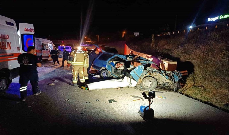 Ankarada çarpışan iki araç hurdaya döndü: 2 ölü, 6 yaralı