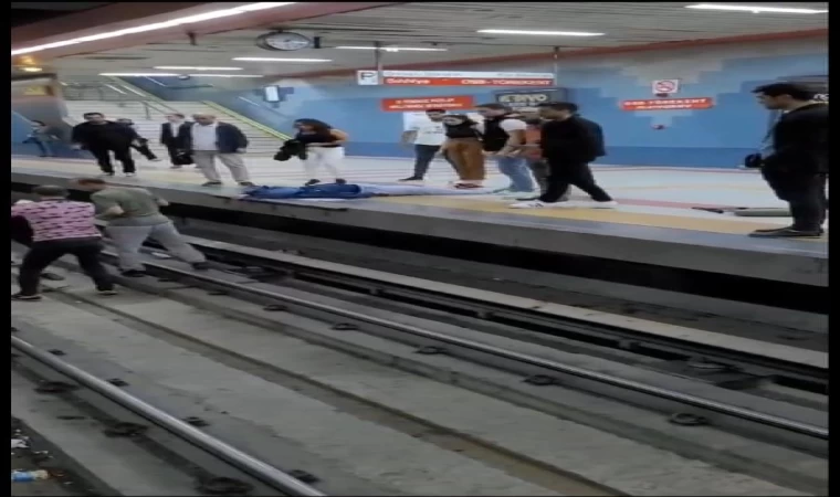 Ankara’da metro raylarına düşen kadın kurtarıldı