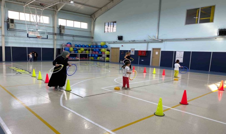 Anne ve çocuklar hem spor yaptı hem eğlendi