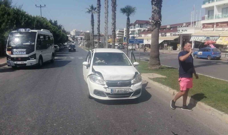 Antalyada yaya geçidinde 3 araçlı zincirleme kaza