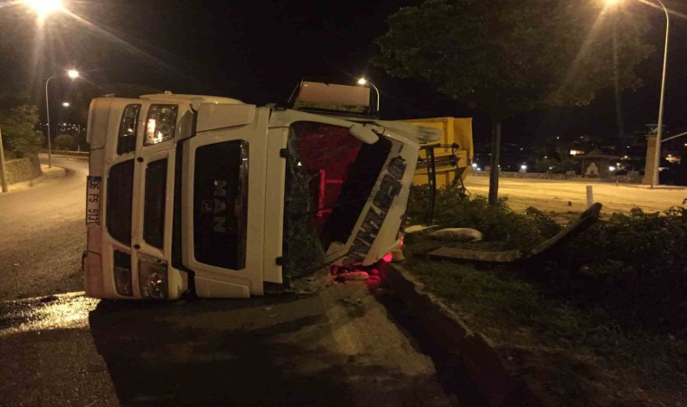 Aracını deviren kamyon sürücüsü olay yerinde kaçtı