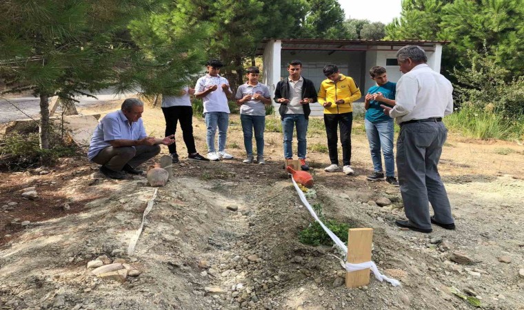 Arkadaşlarının mezarını ziyaret ettiler