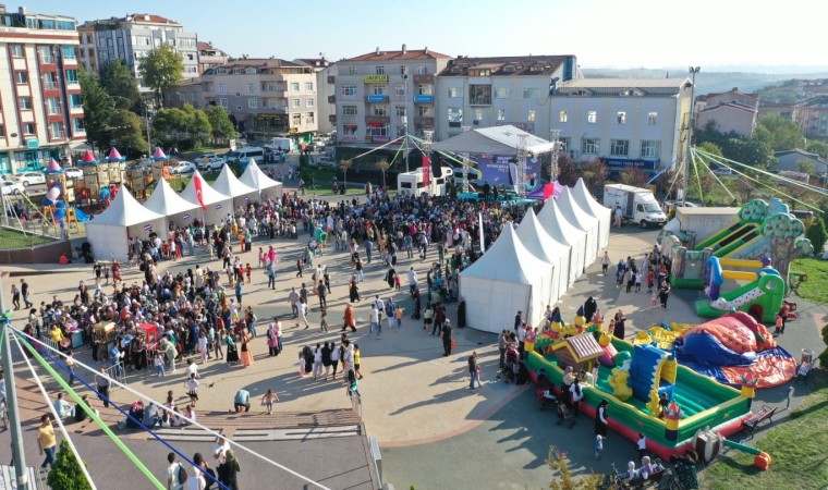 Arnavutköyde Çocuk Oyunları ve Oyuncakları Festivalinden renkli görüntüler