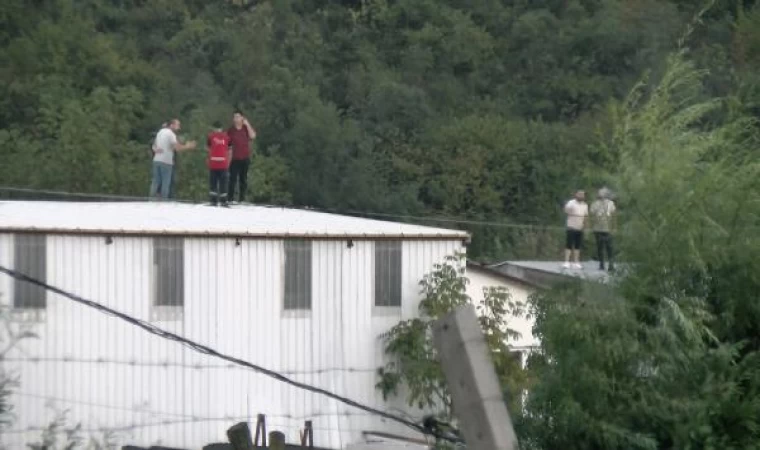 Arnavutköy’de fabrikayı su bastı çalışanlar çatıda mahsur kaldı 