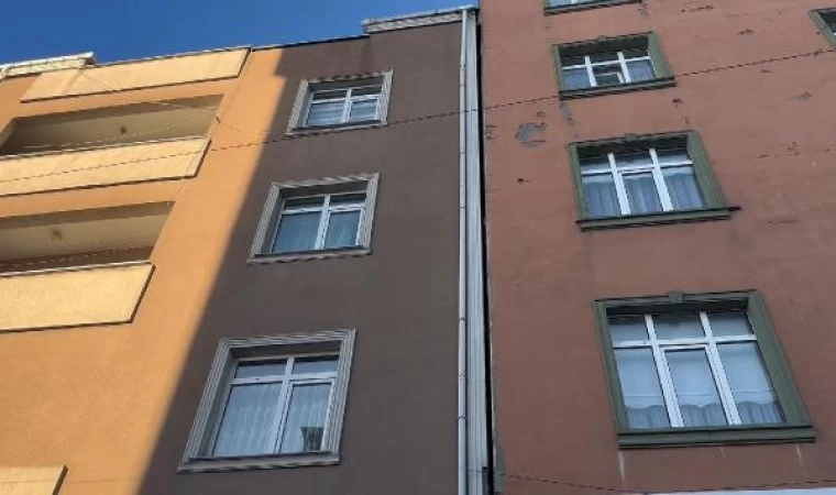 Arnavutköy’de inşaat çalışması sırasında hasar oluşan 4 katlı bina tahliye edildi 