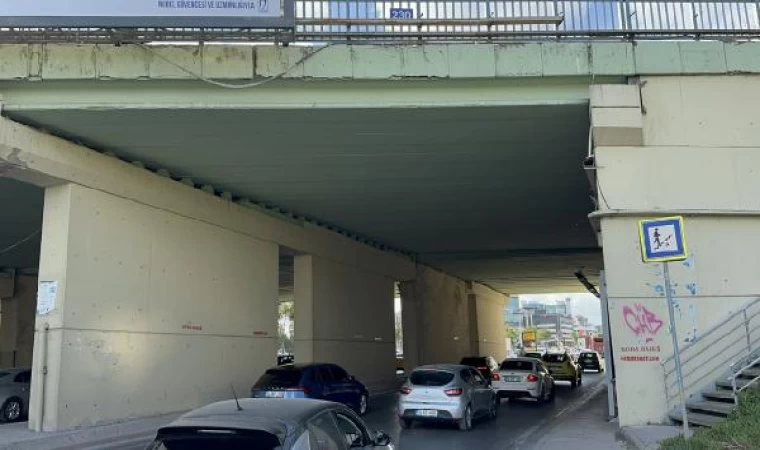 Ataşehir’de köprüden kopan beton parçaları otomobilin üzerine düştü 