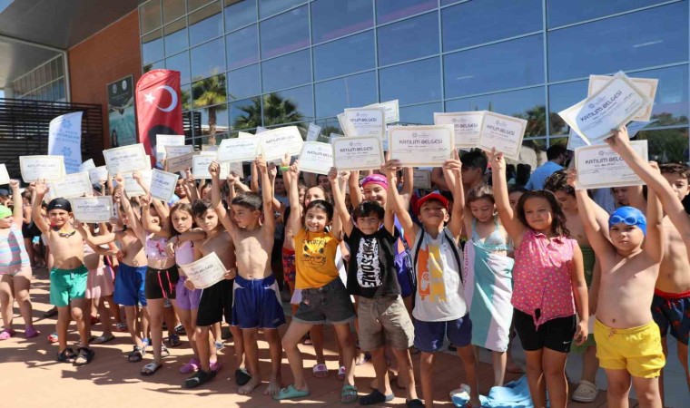 Aydında 750 öğrenci Büyükşehir Belediyesinden yüzme sertifikası aldı