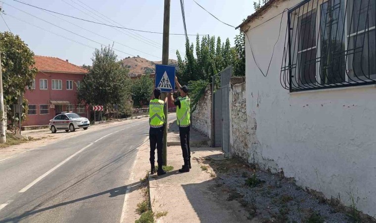 Aydında jandarma ekipleri trafik levhaların kontrol etti