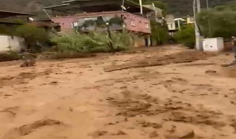 Aydın’da sağanak etkili oldu; sokaklar göle döndü