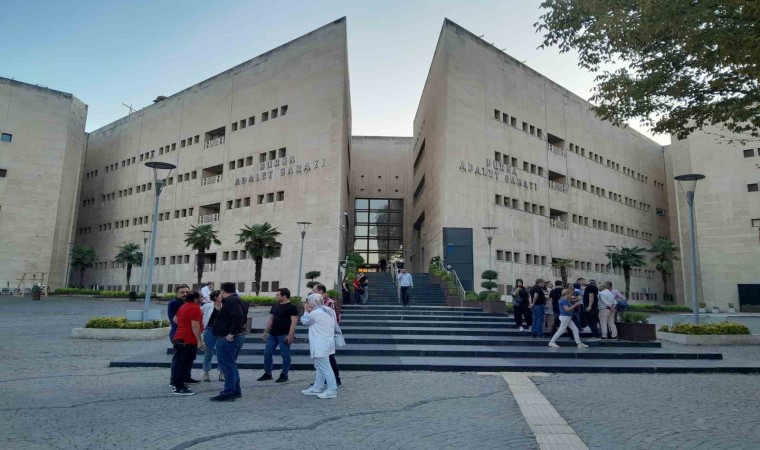 Aynı daireyi birden fazla kişiye satma iddiasıyla yargılanan sanıkların duruşması ertelendi