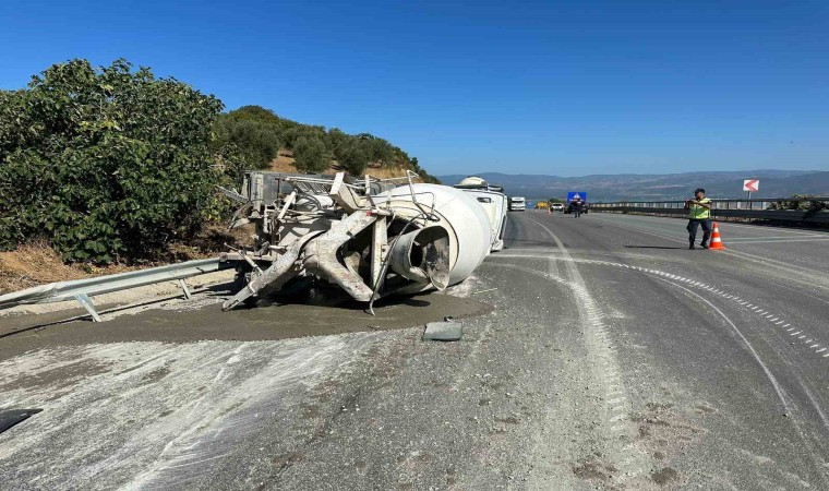 Aynı firmaya ait iki beton mikseri kafa kafaya çarpıştı: 1 ölü, 1 ağır yaralı