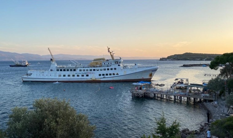 Ayvacık açıklarında karaya oturan yolcu gemisi kendi imkanlarıyla kurtuldu